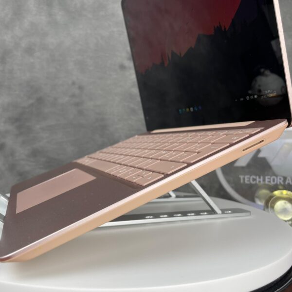 ⁦Microsoft Surface Go gold rose⁩ - الصورة ⁦6⁩